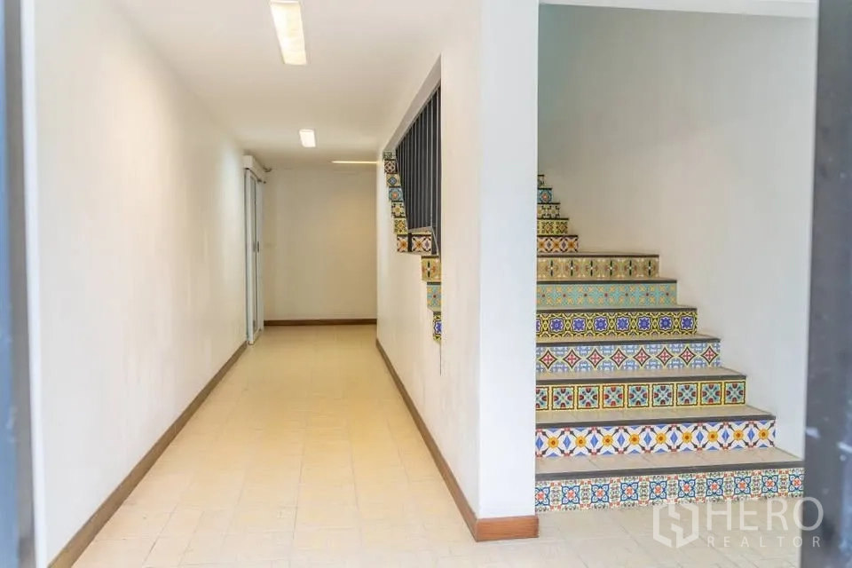 家庭办公室 for rent in Prawet, Bangkok - 走廊配有彩色花砖楼梯，装饰感强。