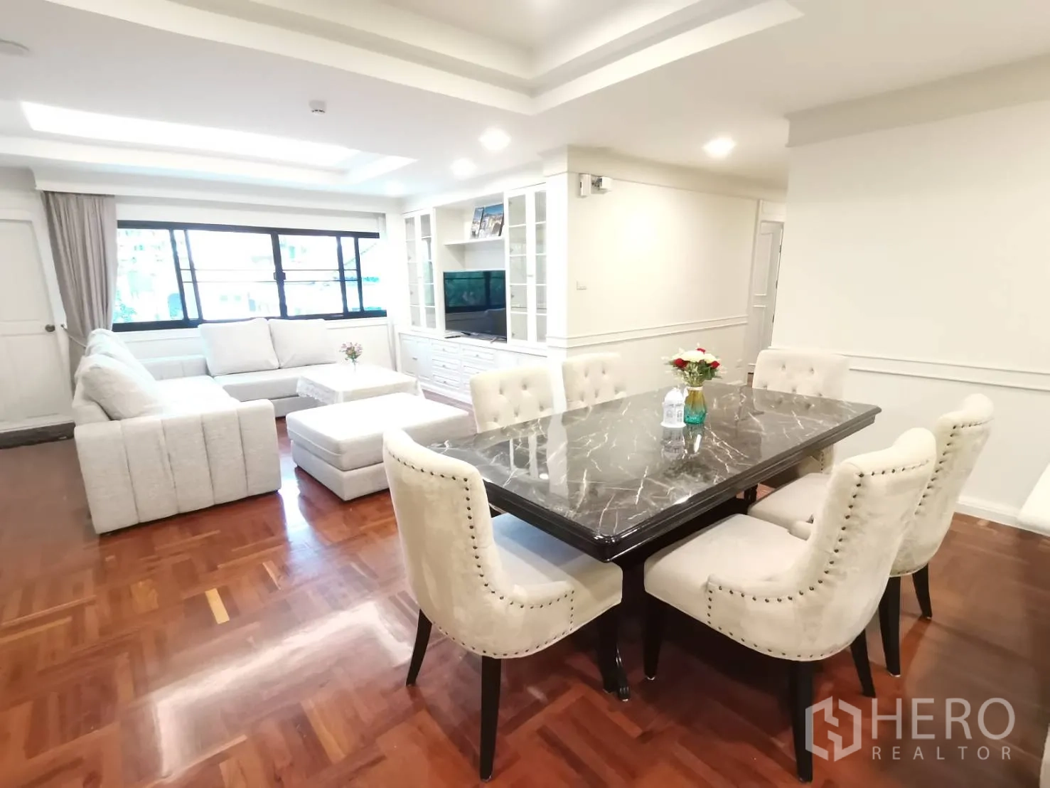 公寓 for rent in Watthana, Bangkok - 六人位大理石餐桌，旁边是采光充足的客厅与大窗。