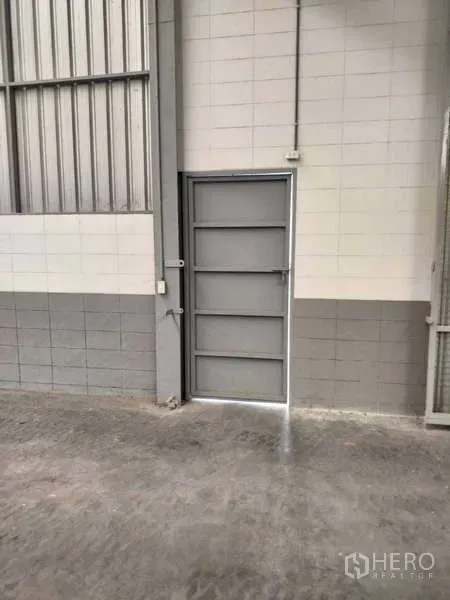 货栈 出租在Lat Krabang, Bangkok - 仓库内瓷砖墙上的员工通道门