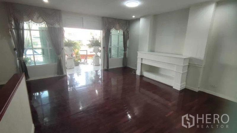 สำนักงานที่บ้าน ให้เช่าในWatthana, Bangkok - ห้องนั่งเล่นชั้นบนพื้นไม้เงา พร้อมชั้นบิวท์อิน เปิดสู่ระเบียง