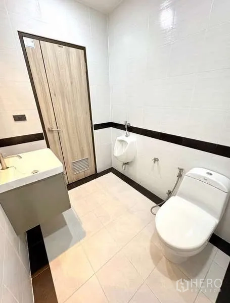 บ้าน ให้เช่าในPhasi Charoen, Bangkok - ห้องน้ำแขกพร้อมโถสุขภัณฑ์ โถปัสสาวะ และอ่างล้างหน้า