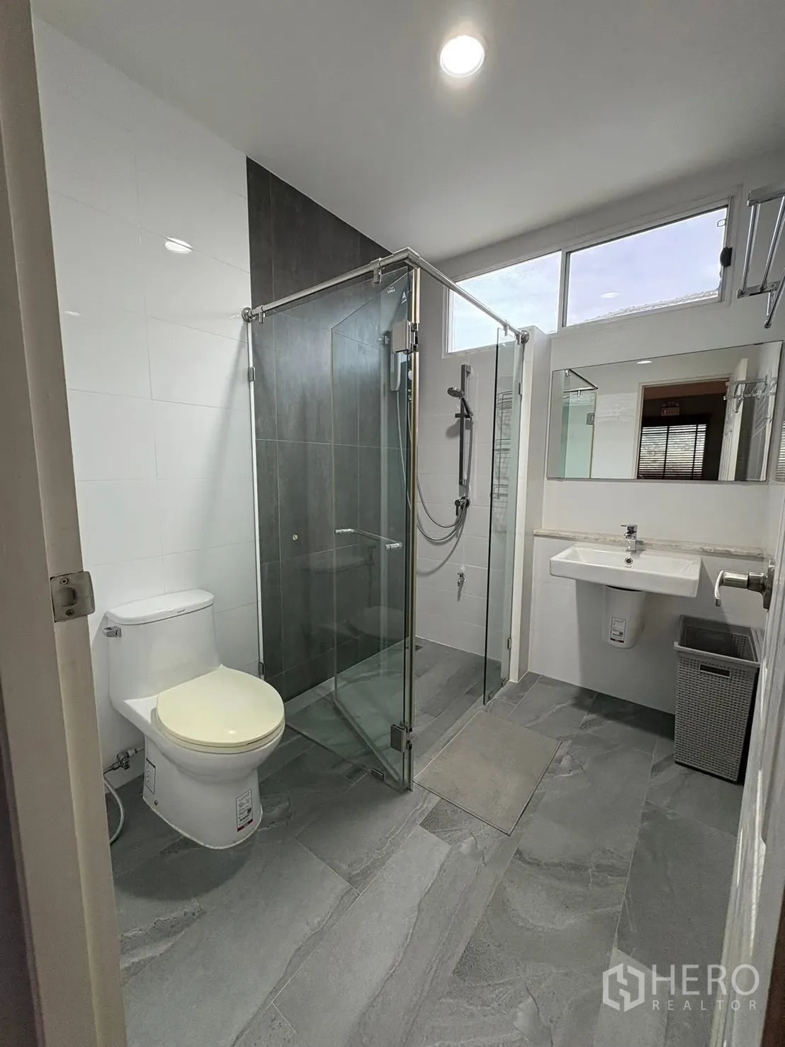 บ้านเดี่ยว for rent in Prawet, Bangkok - ห้องน้ำทันสมัยพร้อมห้องอาบน้ำกระจก โถสุขภัณฑ์ และอ่างล้างหน้า