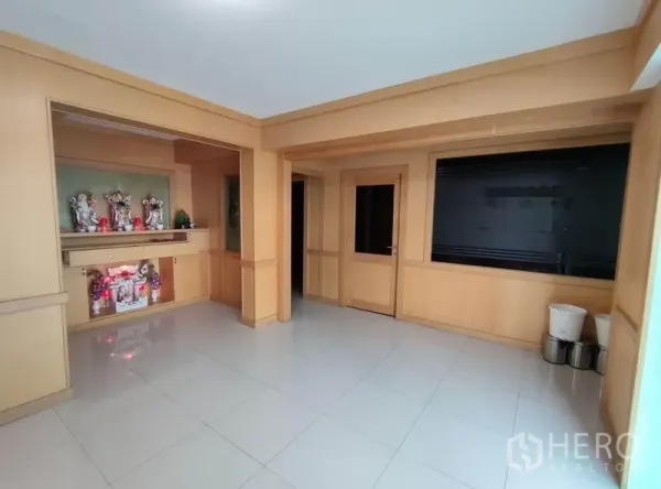 คลังสินค้า ให้เช่าในBang Phli, Samut Prakan - พื้นที่ต้อนรับมีตู้บิวท์อินลายไม้และพื้นกระเบื้องสีขาว