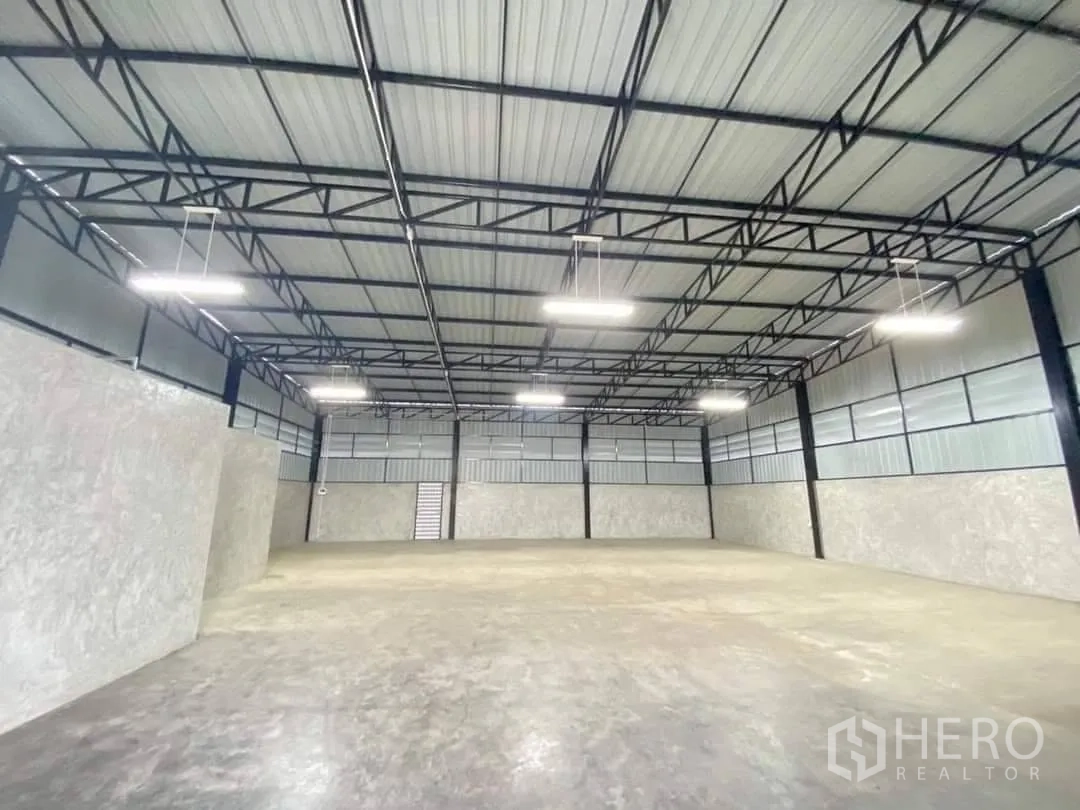 โกดัง for rent in Bang Bua Thong, Nonthaburi - ภายในโกดังแบบเปิดโล่ง โครงเหล็กหลังคา ไฟห้อย และพื้นคอนกรีตเรียบ