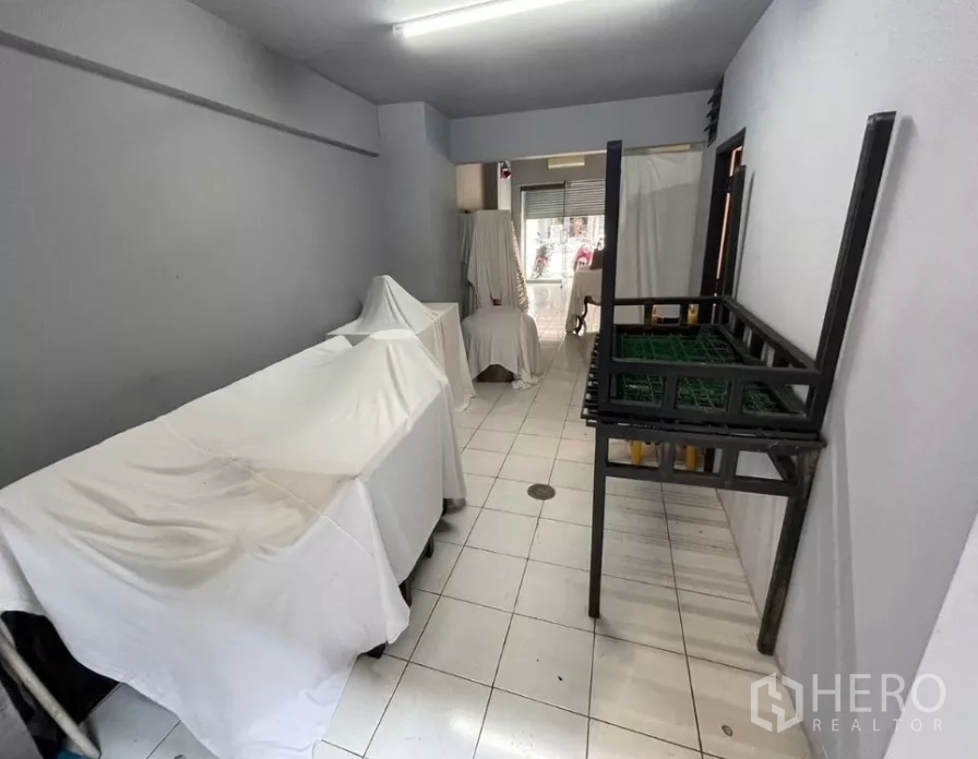 店屋 出租在Watthana, Bangkok - 后部狭长工作间，白色地砖与日光灯，朝向街面。