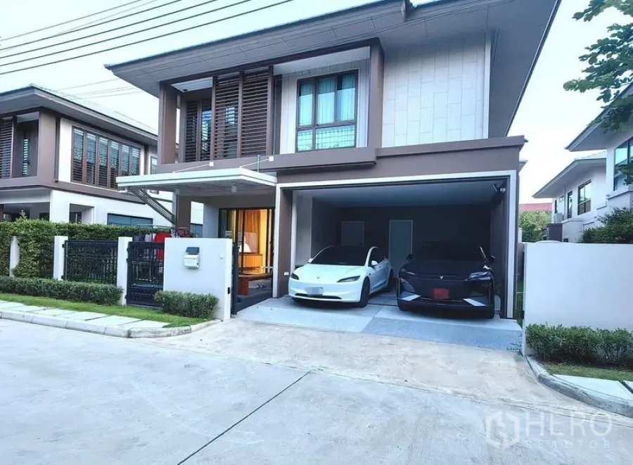 Detached House for rent in Bang Kapi, Bangkok - Street view of a contemporary detached house with fenced garden and carport