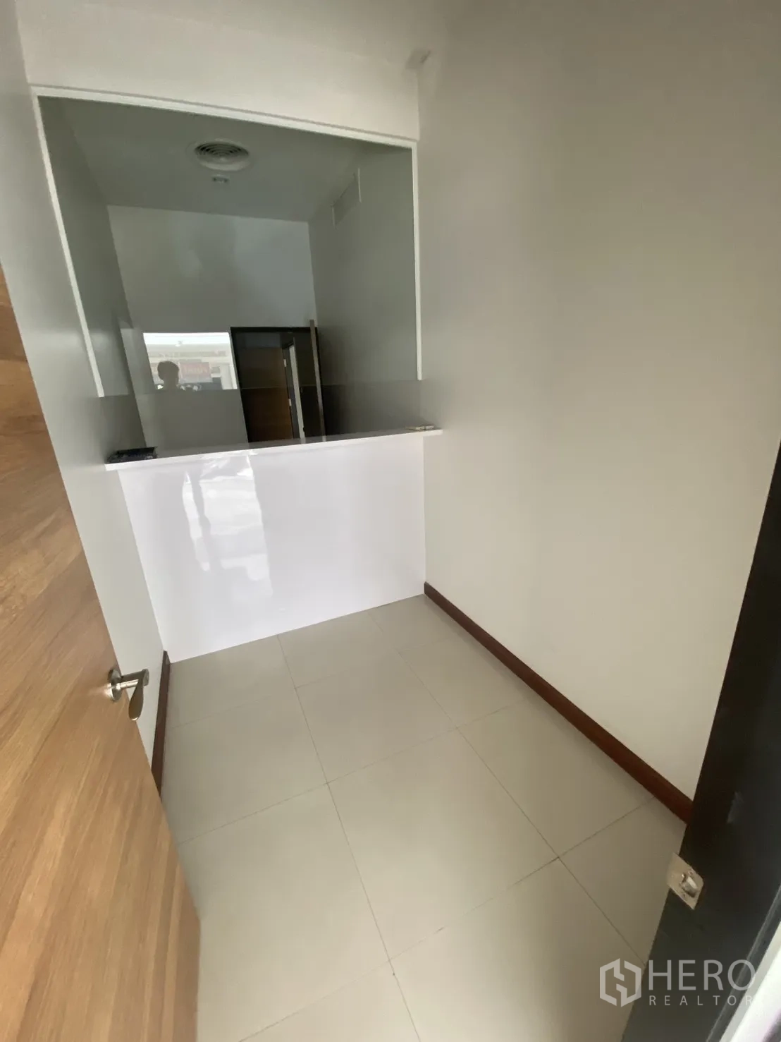ตึกแถว for rent in Bang Rak, Bangkok - ห้องเรียวยาวพร้อมช่องบริการใต้หน้าต่างภายใน