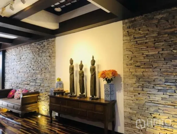 คอนโด ให้เช่าในPathum Wan, Bangkok - โถงทางเดิน โต๊ะคอนโซล พร้อมงานศิลปะสไตล์ไทยและผนังหินส่องไฟ