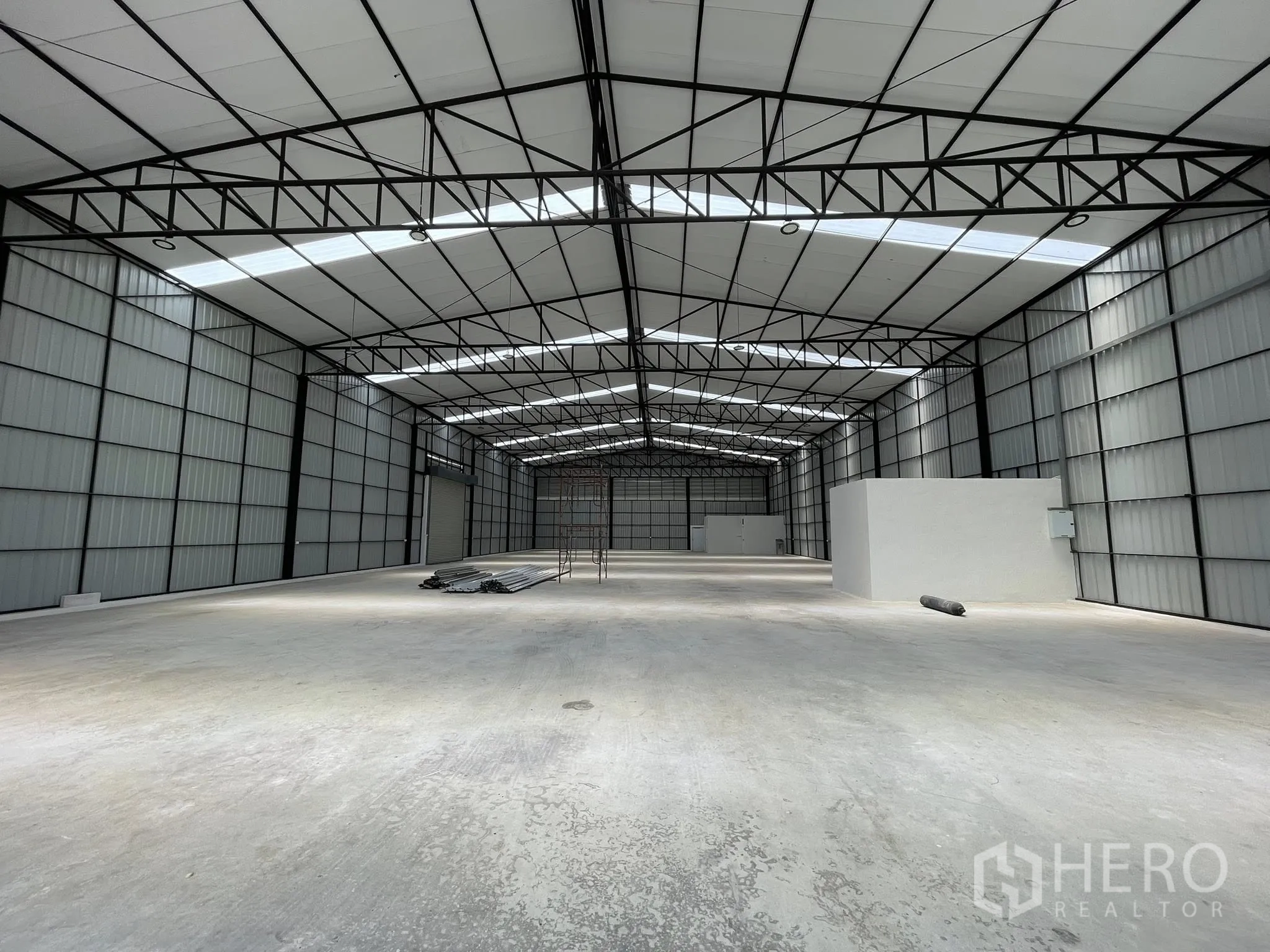 โกดัง for rent in Pak Kret, Nonthaburi - พื้นที่โกดังช่วงกว้างพร้อมคานถักเหล็กและห้องบริการด้านใน