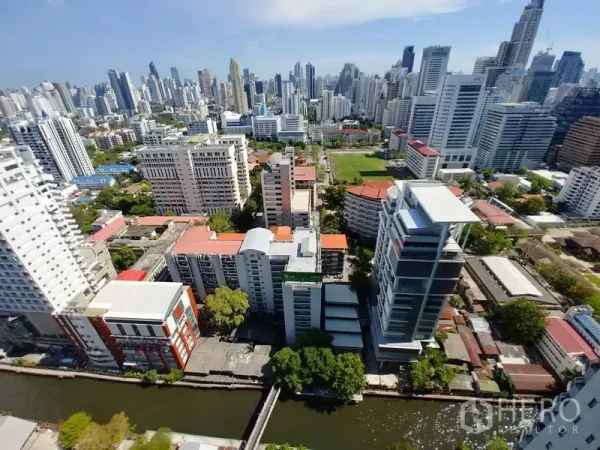公寓 出租在Huai Khwang, Bangkok - 高层俯瞰曼谷天际线与运河的城市景观。