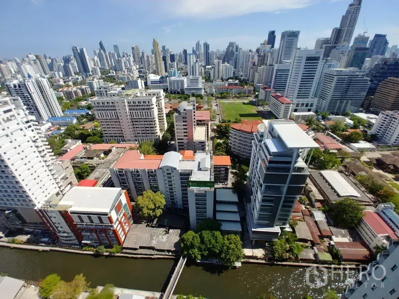 公寓 出租在Huai Khwang, Bangkok - 高层俯瞰曼谷天际线与运河的城市景观。