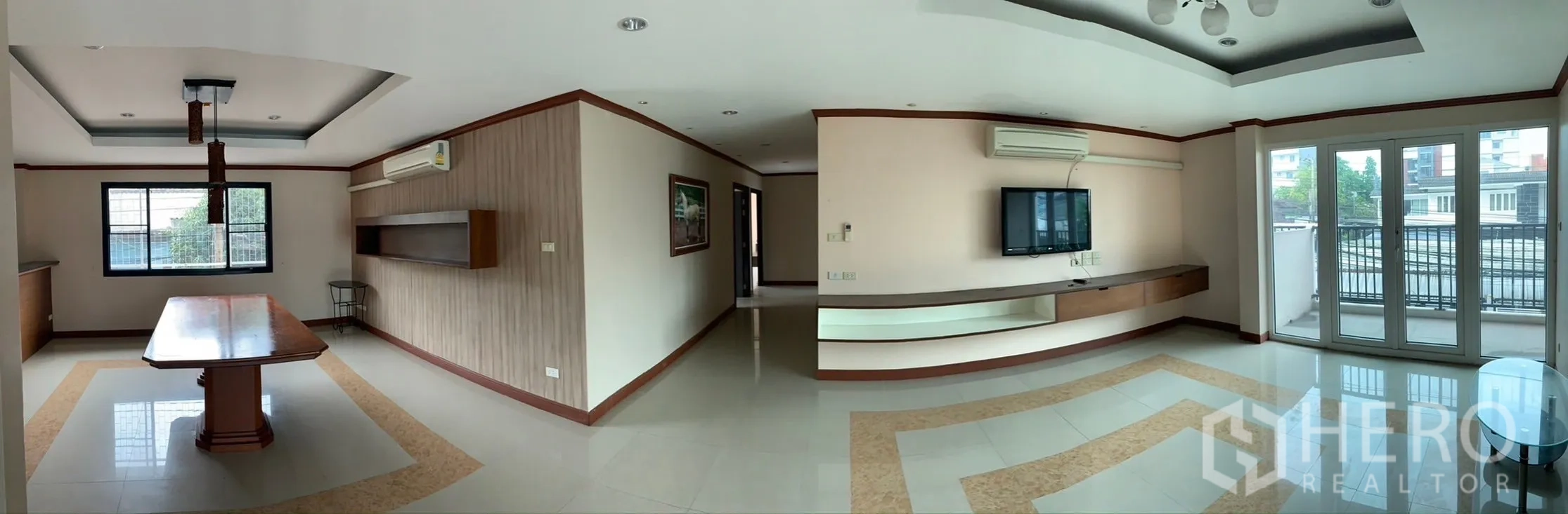 สำนักงานที่บ้าน ให้เช่า - โซนทำงานกึ่งพักอาศัยแบบพาโนรามาพร้อมผนังติดทีวี ไฟฝ้า และทางออกสู่ระเบียงวิวชุมชน