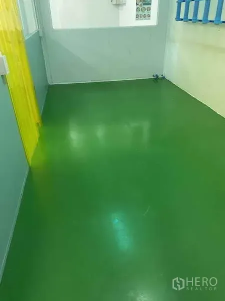 工厂 for rent or sale in Bang Yai, Nonthaburi - 小型房间，亮绿色环氧地坪，黄色PVC软帘分隔