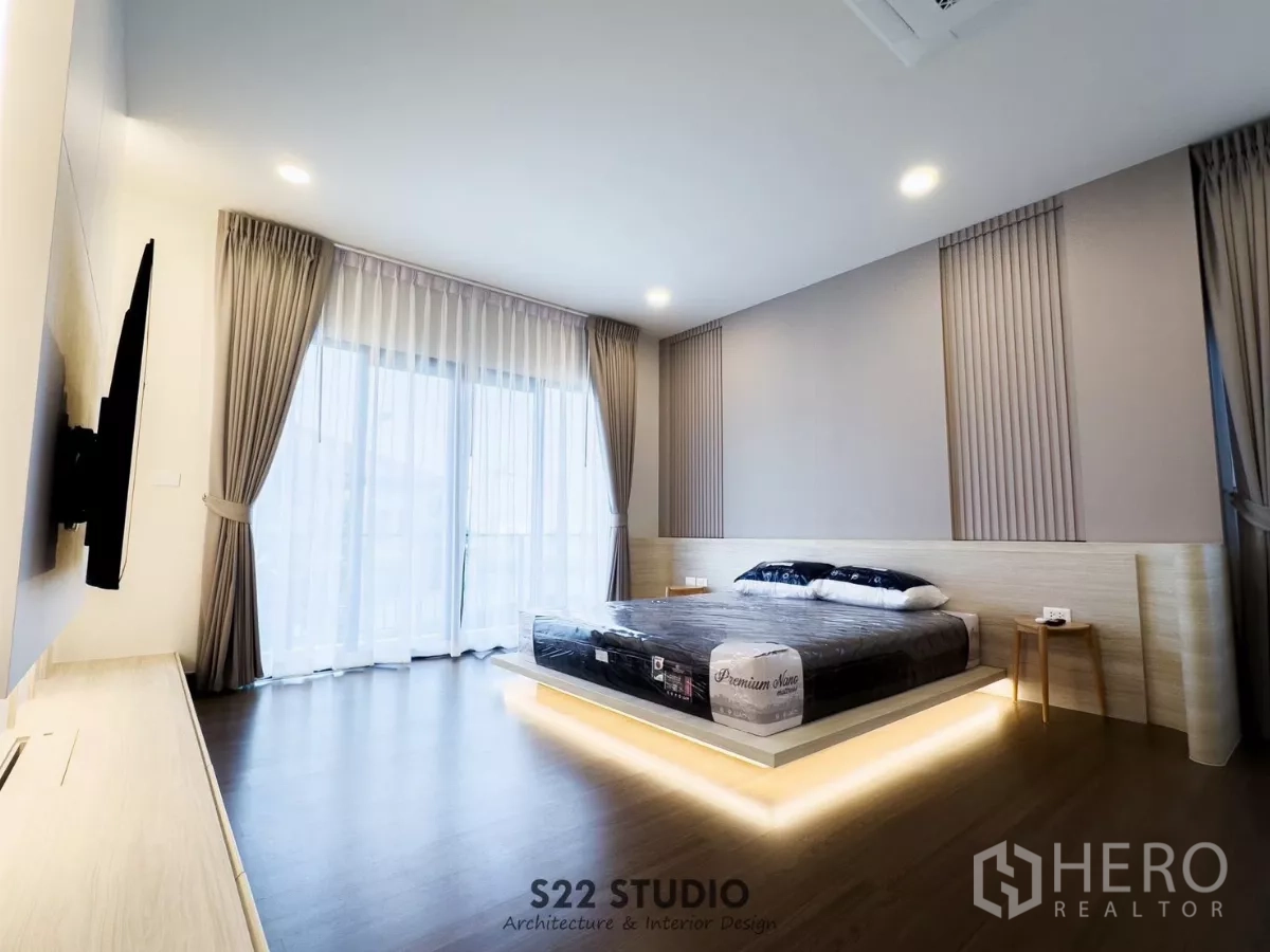 独立式住宅 出租在Bang Phli, Samut Prakan - 主卧配平台床，落地窗与柔和氛围灯