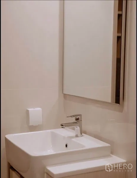 คอนโด ขายในHuai Khwang, Bangkok - ภาพระยะใกล้ของอ่างล้างหน้าและกระจกในห้องน้ำสไตล์มินิมอล