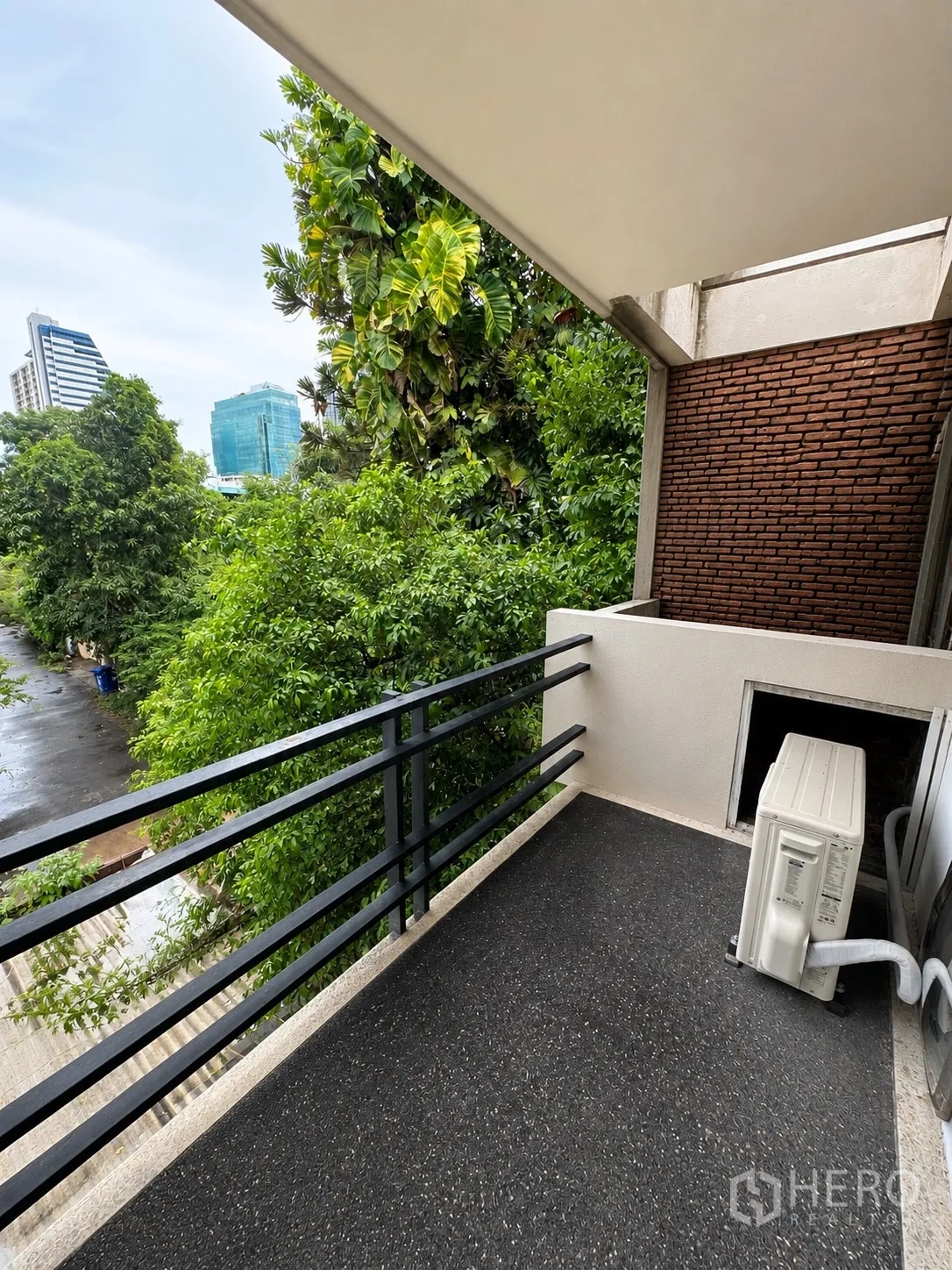 Office Space for rent in Phaya Thai, Bangkok - Small outdoor balcony with railing, AC condenser, and partial city view.