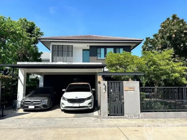 บ้าน ให้เช่าในBang Phli, Samut Prakan - บ้านเดี่ยวสองชั้นสไตล์โมเดิร์นในบางพลี พร้อมรั้วหน้าบ้าน ต้นไม้ใหญ่ และที่จอดรถในร่ม 2 คัน