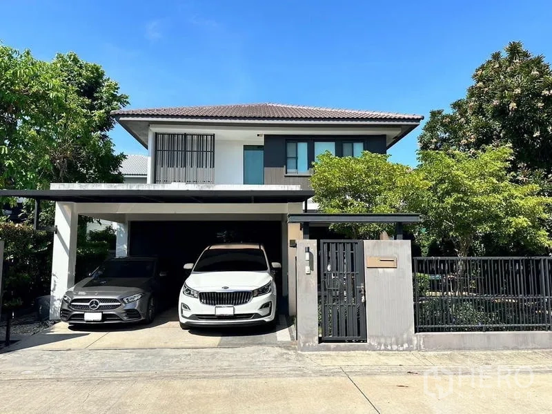 บ้าน ให้เช่าในBang Phli, Samut Prakan - บ้านเดี่ยวสองชั้นสไตล์โมเดิร์นในบางพลี พร้อมรั้วหน้าบ้าน ต้นไม้ใหญ่ และที่จอดรถในร่ม 2 คัน