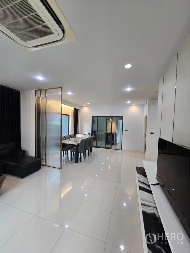 Detached House for rent in Bang Kapi, Bangkok - Open-plan living and dining space with sliding glass doors.