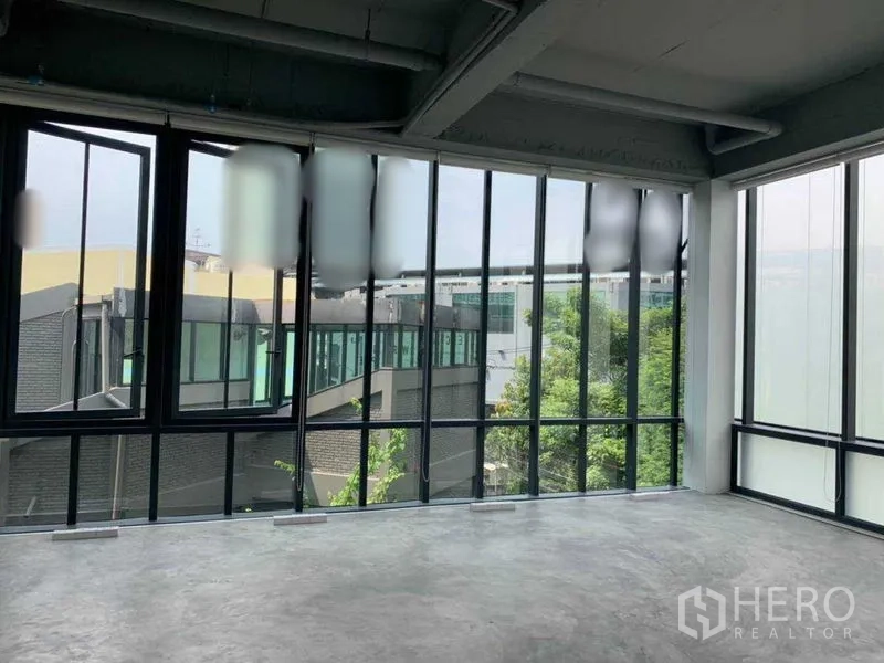 Office Space for rent in Khlong Toei, Bangkok - Corner office with wraparound windows offering urban and greenery outlooks.