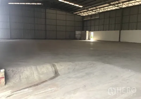 คลังสินค้า ให้เช่าในLat Krabang, Bangkok - ภายในโกดังมีทางลาด/หลุมโหลดดิ้งเบย์ และพื้นที่เก็บสินค้ากว้าง