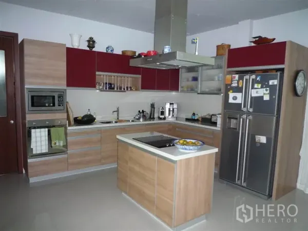 Detached House for rent in Khan Na Yao, Bangkok - Modern L-shaped kitchen with island, range hood, built-in oven and double-door fridge