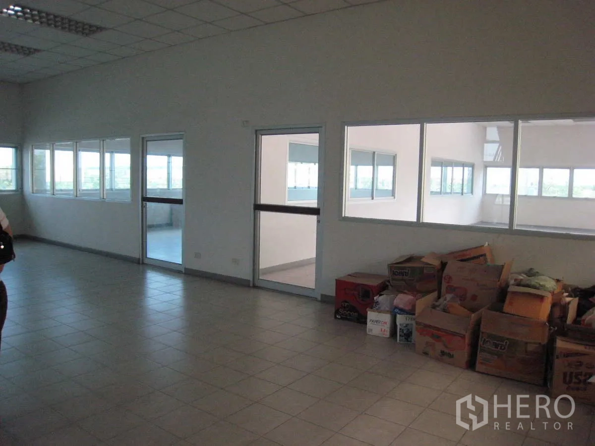 โรงงาน ให้เช่าในLat Lum Kaeo, Pathum Thani - สำนักงานแผนผังเปิดขนาดใหญ่ มีผนังกระจกและกล่องเก็บของ