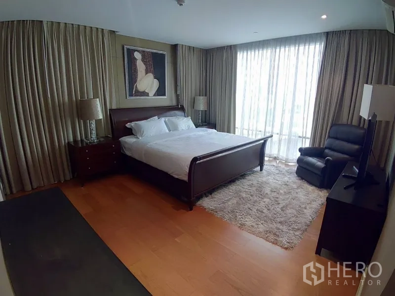 คอนโด ให้เช่าในWatthana, Bangkok - ห้องนอนหลักเตียงใหญ่ พรมผืนหนา เก้าอี้เอน หลังม่านโปร่งรับแสงธรรมชาติ