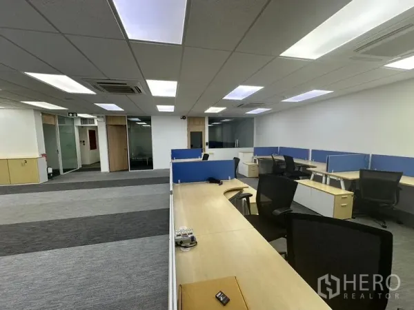 办公空间 出租 - 现代化工位与人体工学椅，玻璃隔间办公区，位于曼谷叻甲挽。