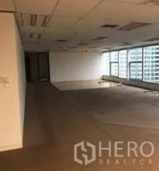 办公空间 出租在Bang Rak, Bangkok - 临窗角落办公区，俯瞰林立高楼的中央商务区景观。