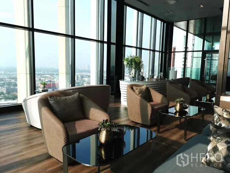 公寓 出租或出售在Watthana, Bangkok - 空中会所，落地窗与舒适座椅