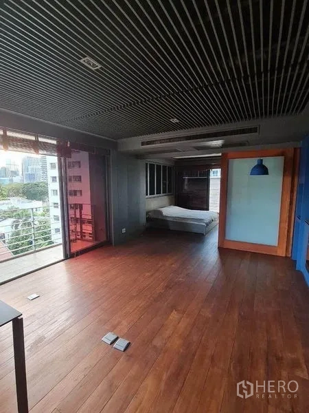 公寓 出售在Pathum Wan, Bangkok - 长形开放空间，木地板，可通往阳台，后方为卧区