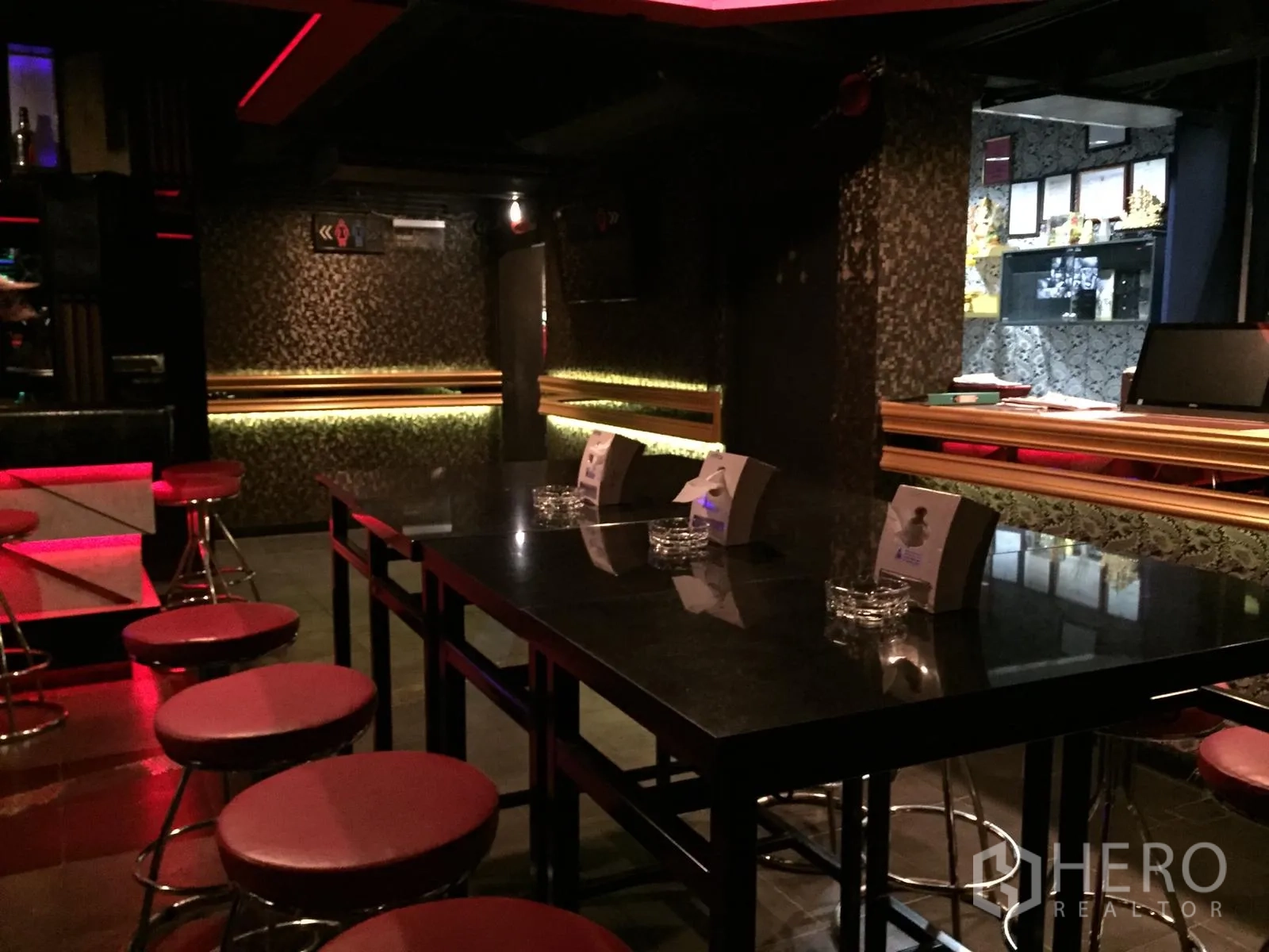 Retail Space for rent in Watthana, Bangkok - Bar counter and dining zone with granite tables, red stools and patterned walls.