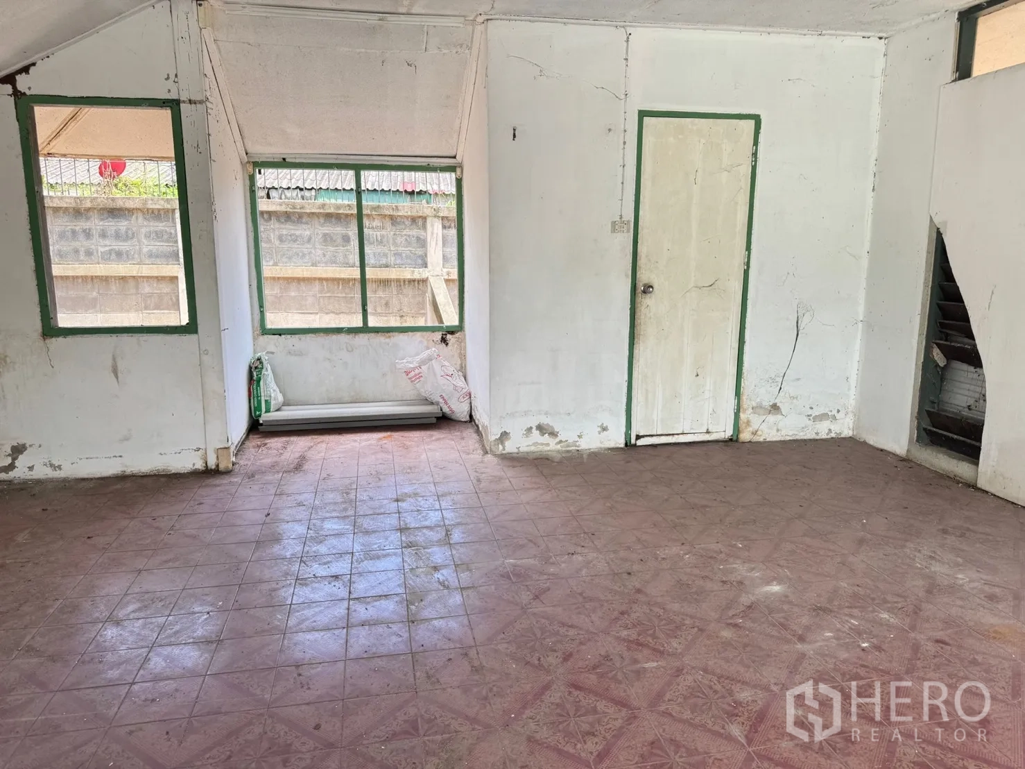独栋房屋 for rent in Mueang Samut Prakan, Samut Prakan - 室内空房，地砖、白色墙面与窗户及简洁门扇，适合翻新。