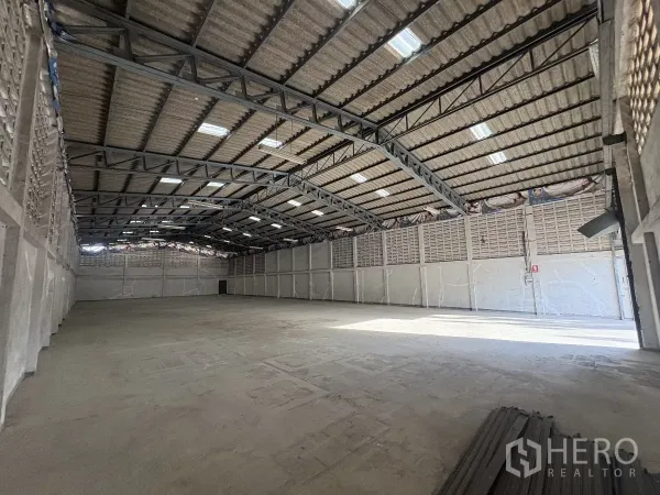 Warehouse for rent in Khlong Toei, Bangkok - Industrial unit featuring insulated roof panels, skylights and smooth concrete floor.