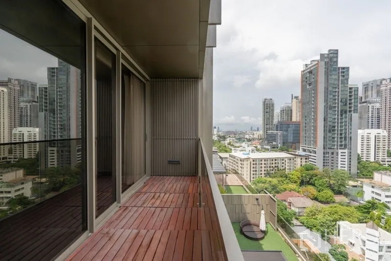 公寓 出租在Khlong Toei, Bangkok - 木质长阳台，俯瞰素坤逸天际线与绿意