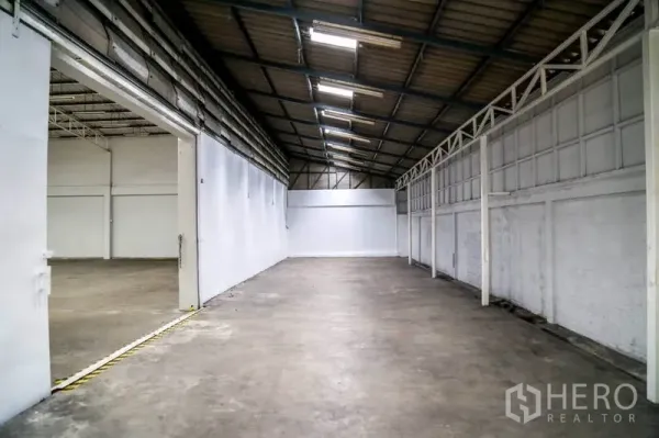 คลังสินค้า ให้เช่าในDin Daeng, Bangkok - พื้นที่เก็บของยาว หลังคาเมทัลชีท ผนังสีขาว พื้นคอนกรีต เชื่อมต่อกับโกดังหลัก