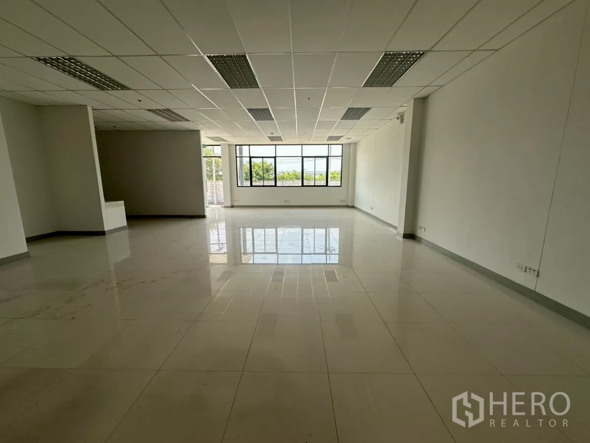 คลังสินค้า ให้เช่าในBang Phli, Samut Prakan - โซนออฟฟิศมุมห้องมีผนังกั้นและกระจกพาโนรามา