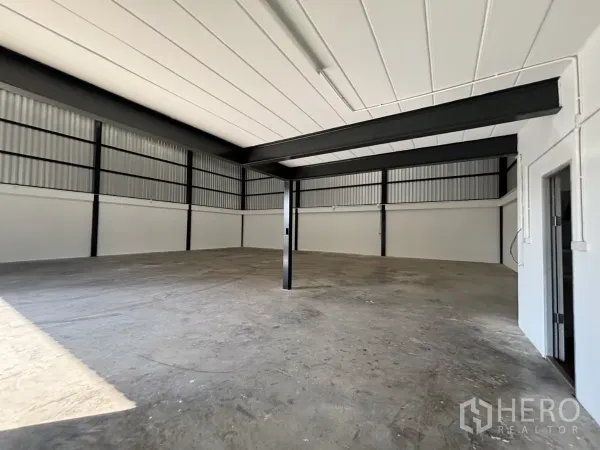 货栈 出租在Lat Krabang, Bangkok - 夹层区域，白色隔热天花与黑色钢梁