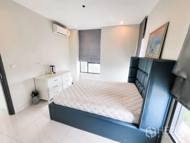 公寓 出售在Watthana, Bangkok - 次卧配软包床、转角窗、抽屉柜和空调
