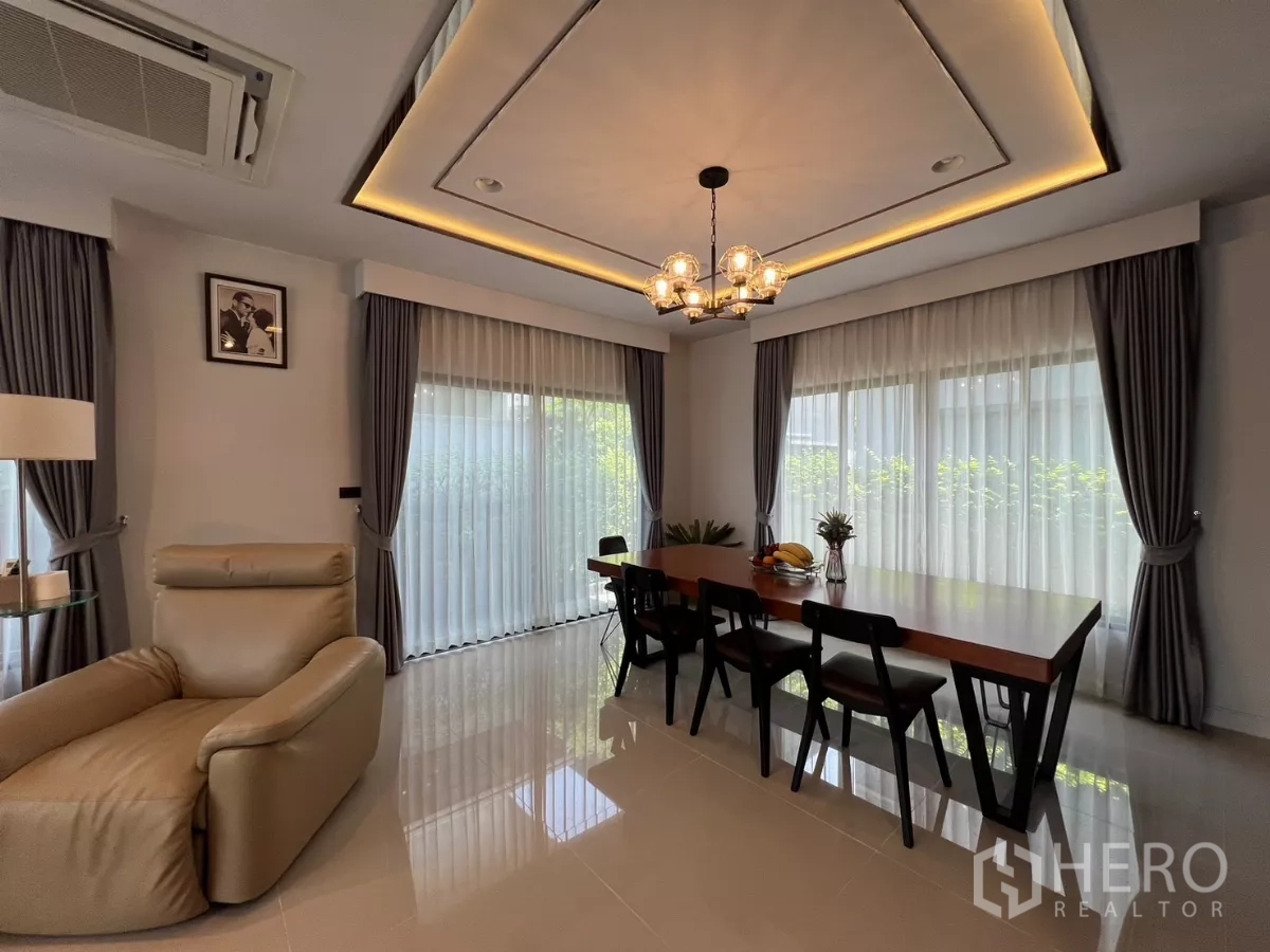 บ้าน ให้เช่าหรือขายในBang Kapi, Bangkok - มุมทานอาหารพร้อมโคมแขวนและม่านโปร่งรอบด้าน