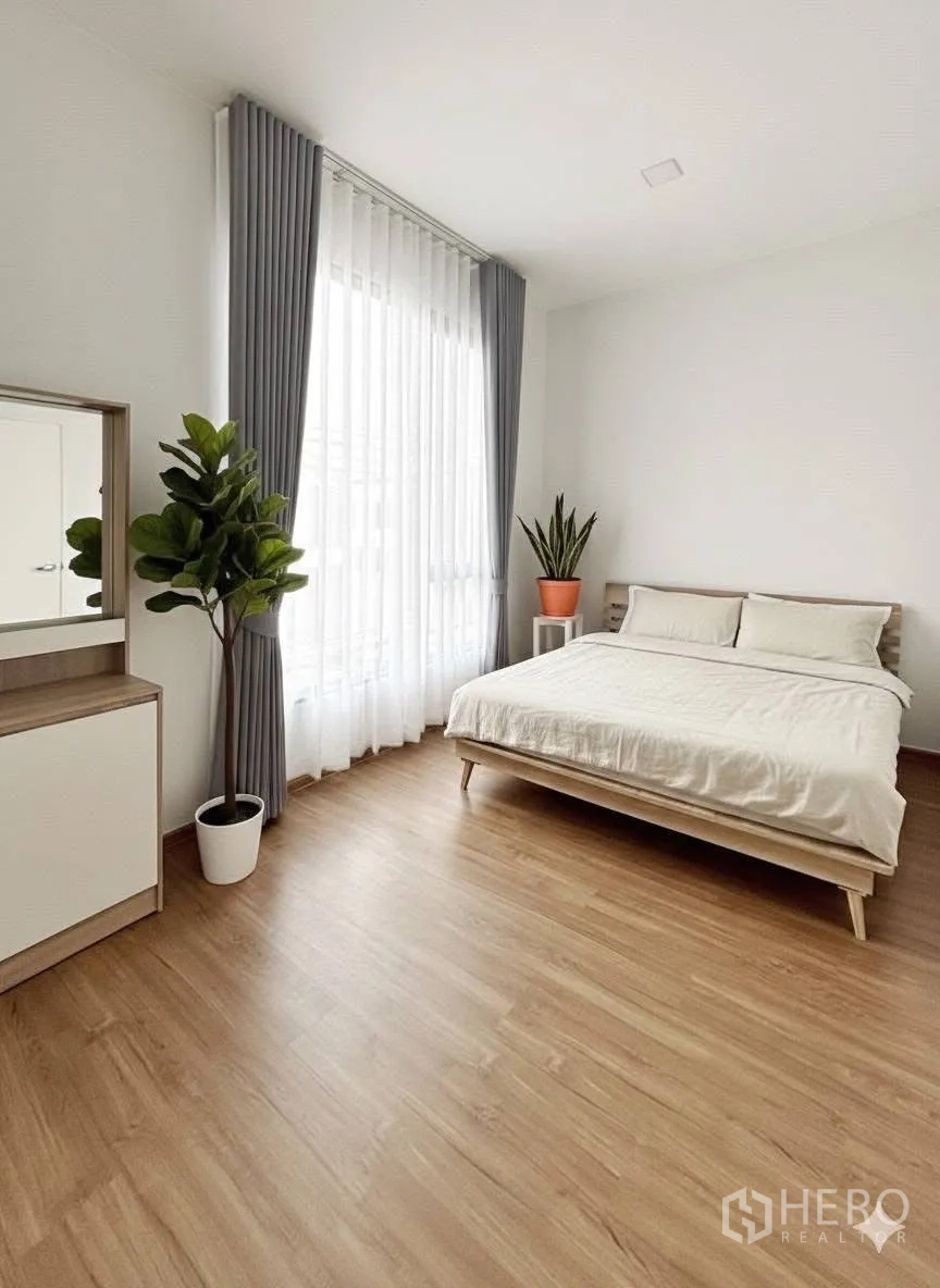 ทาวน์เฮาส์ for rent in Bang Phli, Samut Prakan - ห้องนอนสว่าง เตียงคู่ พื้นไม้ ผ้าม่านโปร่ง พร้อมต้นไม้กระถาง