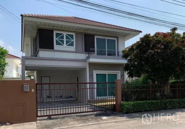บ้าน ขายในBang Phli, Samut Prakan - ภาพภายนอกบ้านเดี่ยวสองชั้น มีกำแพงรั้ว ประตูเลื่อน ที่จอดรถ และสวนตกแต่ง