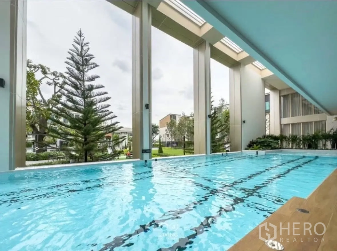 联排别墅 for rent in Suan Luang, Bangkok - 带顶泳池设泳道，透过高窗可见花园景致。