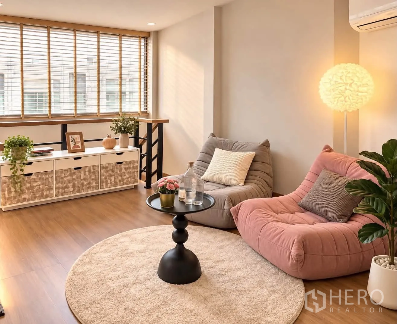 Townhouse for rent in Bang Phli, Samut Prakan - Cozy lounge area with large window, blinds, floor lamp, and cushioned chairs.