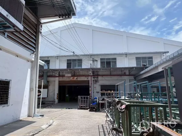 โรงงาน ให้เช่าหรือขายในBang Khun Thian, Bangkok - คอร์ตยาร์ดระหว่างอาคารโรงงาน มีรถเข็นอุปกรณ์ ช่องลม และท่อบริการ