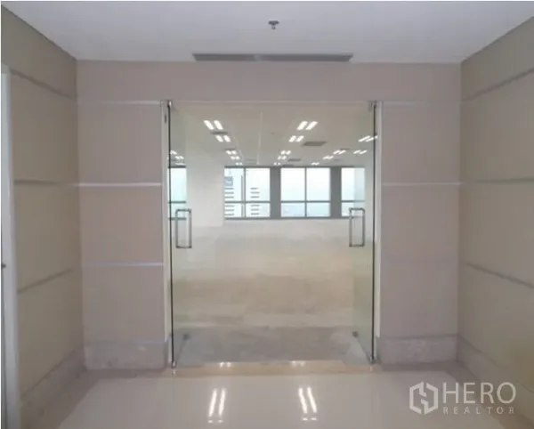 办公空间 出租 - 走廊处玻璃双开门，通向采光充足的办公楼层。