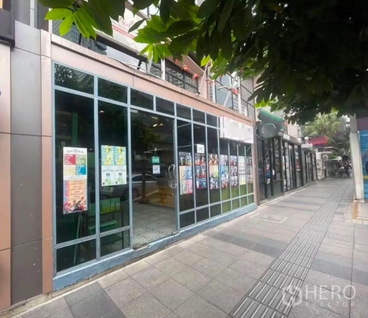 零售空间 for rent in Bang Rak, Bangkok - 临街零售铺面，落地玻璃门窗，沿遮荫人行道并排的邻近店面。