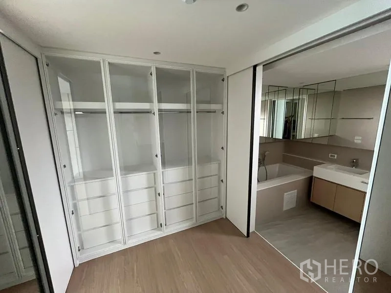 联排别墅 出租在Khlong Toei, Bangkok - 步入式衣帽间连通带浴缸的套内卫浴