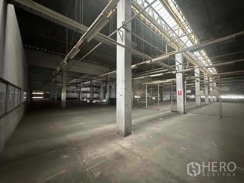 工厂 出租在Khlong Luang, Pathum Thani - 仓库分区，带天窗、高柱和悬挂管线